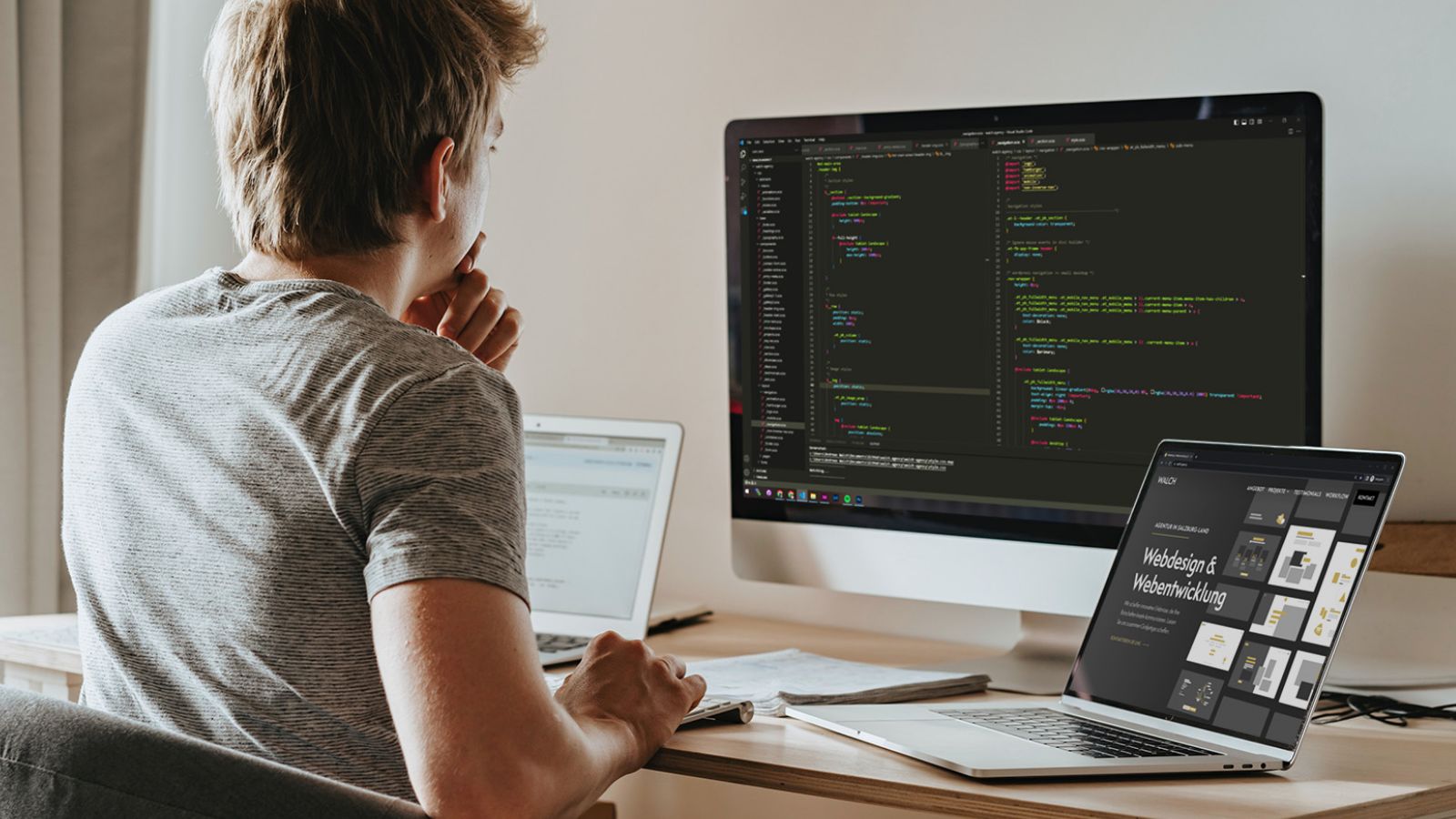 Coder vor Webseite